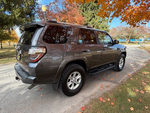 Used 2020 Toyota 4Runner SR5 4WD image 5