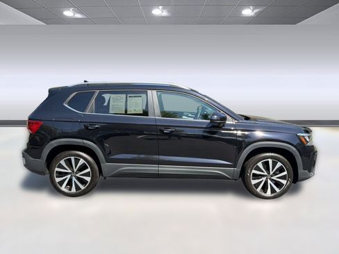 Used 2023 Volkswagen Taos SE w/ Panoramic Sunroof Package FWD image 8