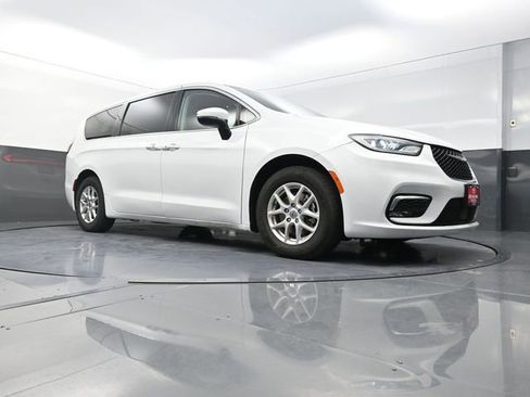 Used 2023 Chrysler Pacifica Touring-L FWD image 25