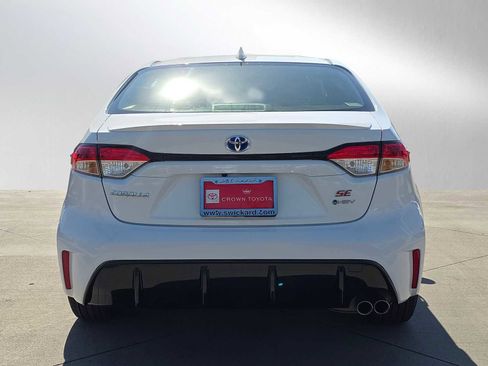 Certified 2025 Toyota Corolla SE w/ SE Premium Package FWD image 4