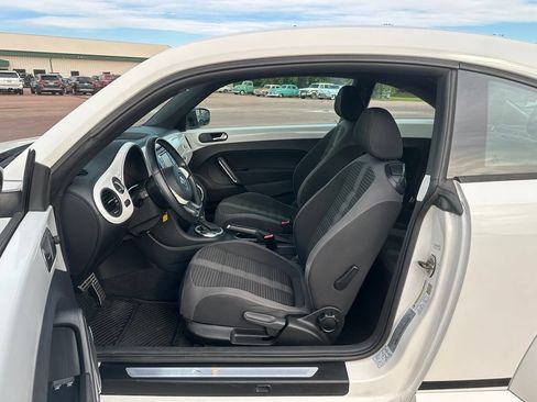 Used 2012 Volkswagen Beetle Launch Edition FWD image 10