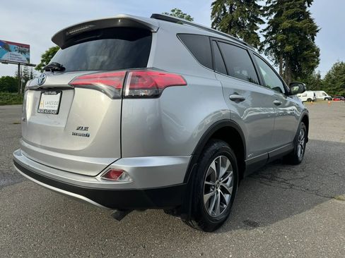 Used 2017 Toyota RAV4 XLE AWD/4WD image 5