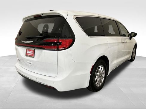 Used 2024 Chrysler Pacifica Touring-L FWD image 5