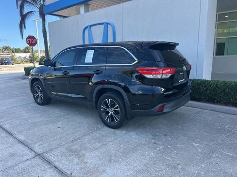 Used 2019 Toyota Highlander LE AWD/4WD image 6