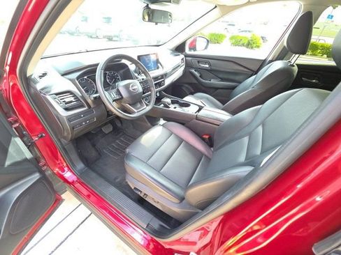 Used 2025 Nissan Rogue SV w/ SV Premium Package image 12