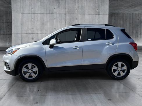Used 2021 Chevrolet Trax LT w/ Driver Confidence Package FWD image 2