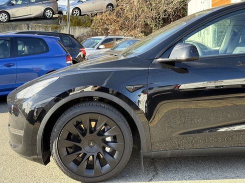 Used 2022 Tesla Model Y Long Range image 11