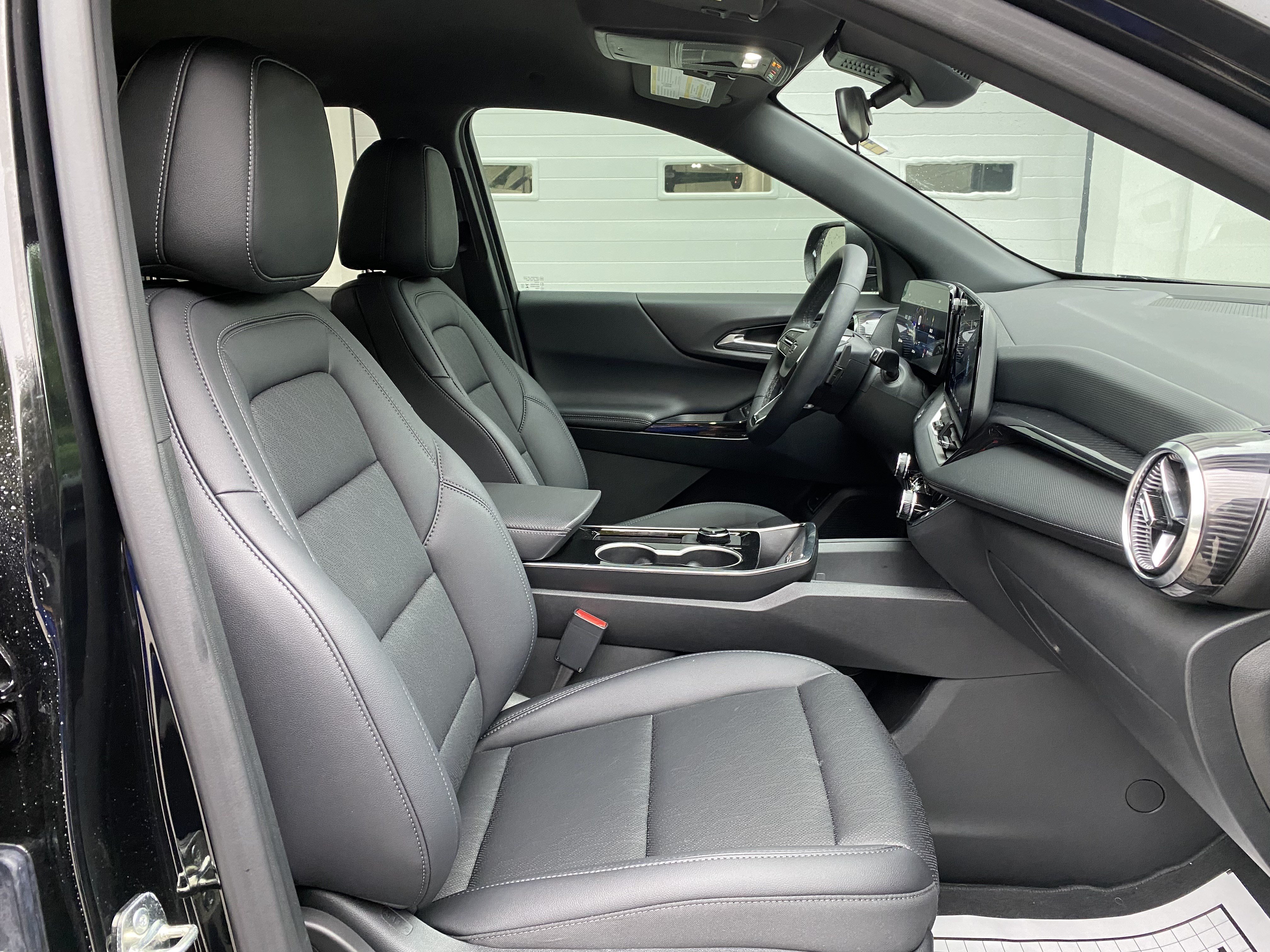 Used 2027 Chevrolet Equinox LT w/ Convenience Package II FWD image 33