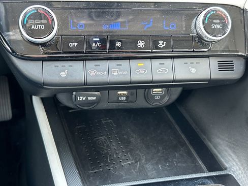 Used 2022 Hyundai Elantra Limited w/ Preferred Accessory Package FWD image 14