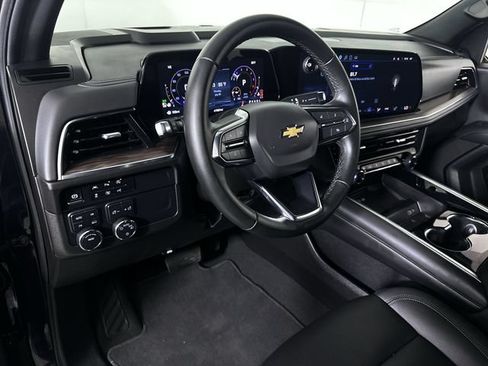 Used 2025 Chevrolet Suburban LT AWD/4WD image 10