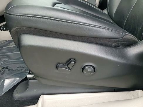 Used 2024 Chrysler Pacifica Limited FWD image 17