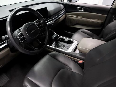 Used 2025 Kia Carnival FWD image 23