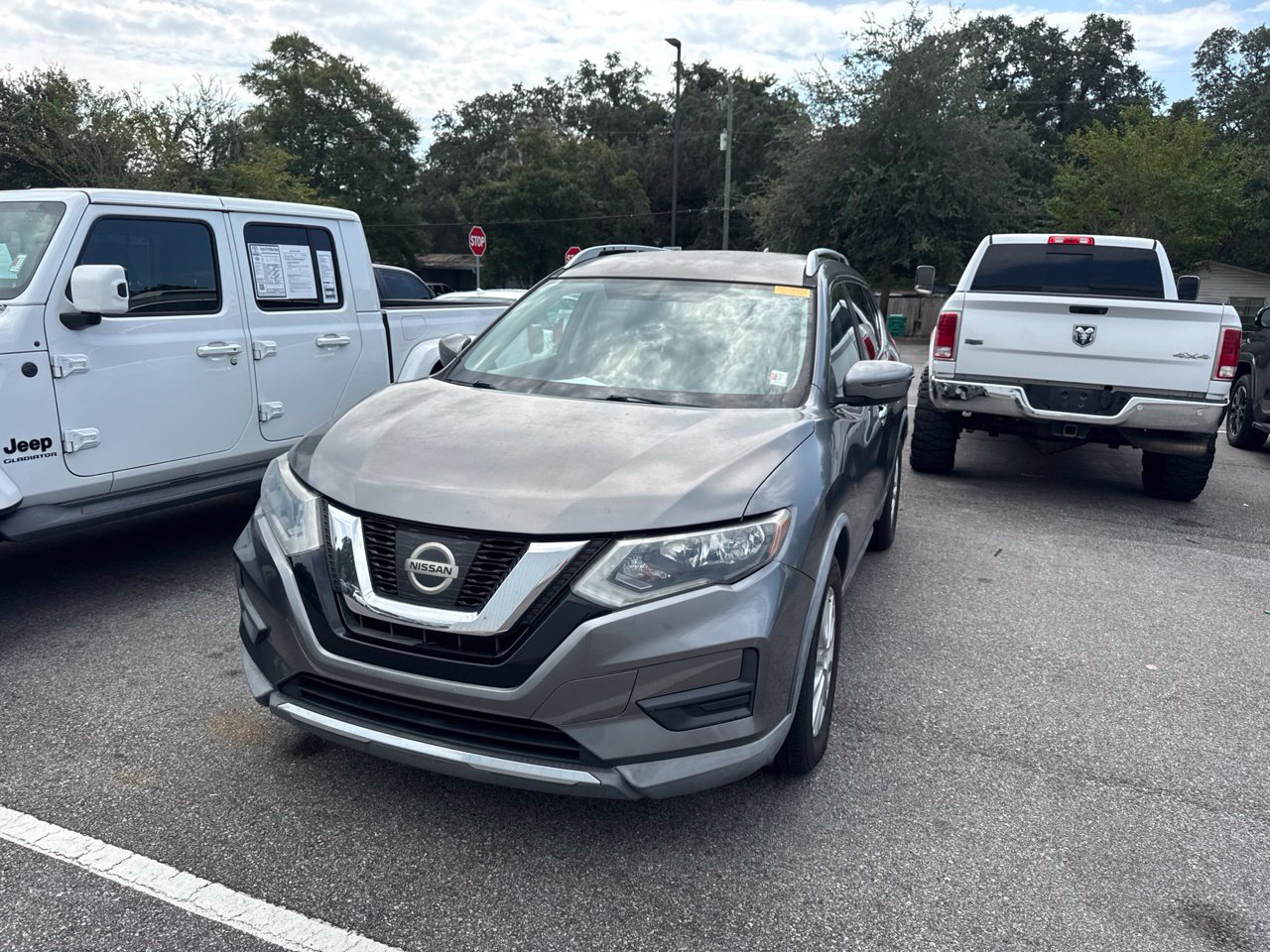 Used 2017 Nissan Rogue SV FWD image 1