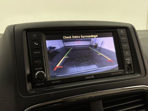 Used 2019 Dodge Grand Caravan SE w/ UConnect Hands-Free Group image 18