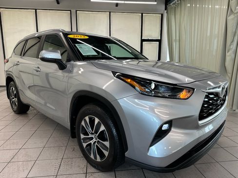 Used 2023 Toyota Highlander XLE AWD/4WD image 2