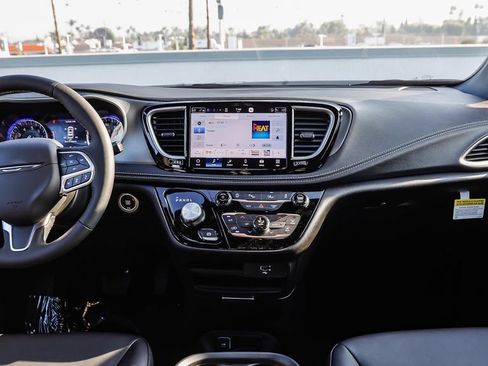 New 2027 Chrysler Pacifica Select FWD image 15