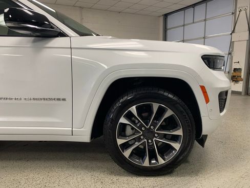 Certified 2022 Jeep Grand Cherokee Overland AWD/4WD image 9