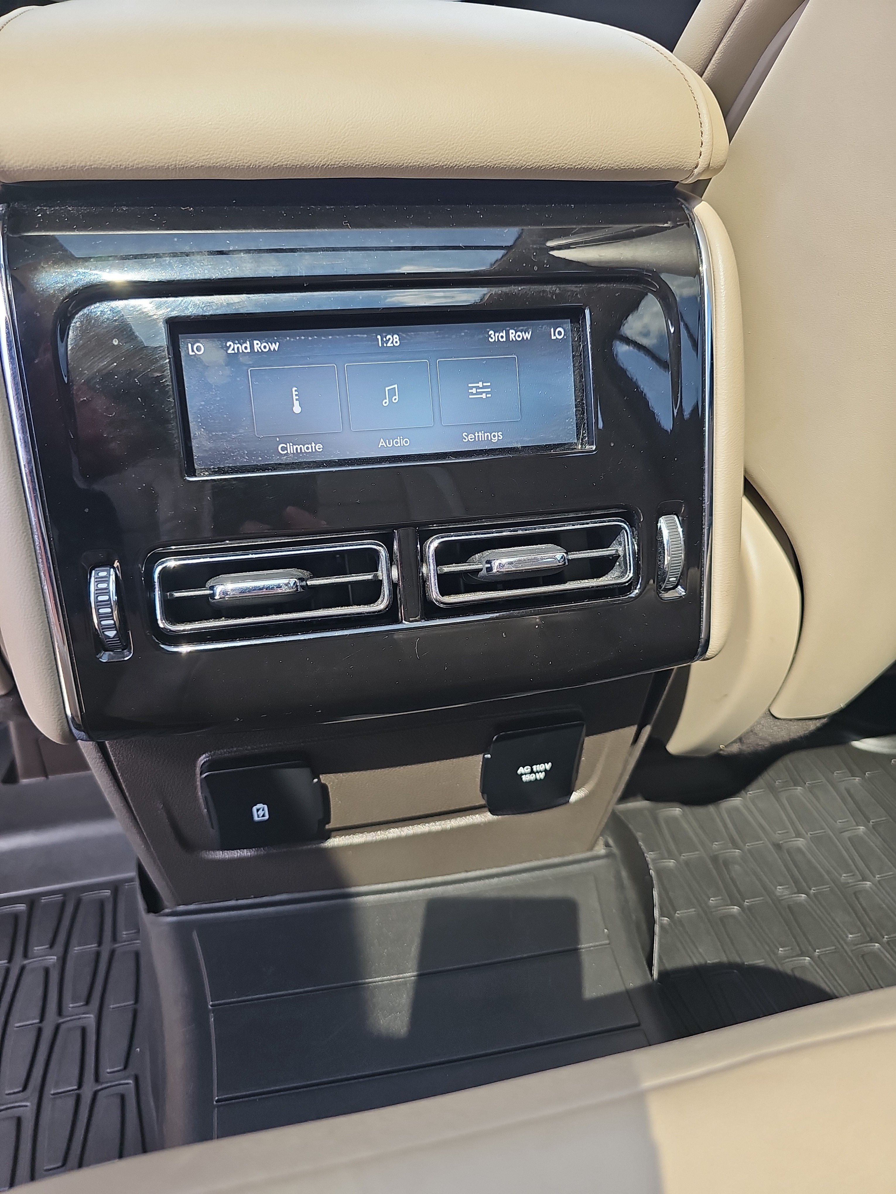 Used 2022 Lincoln Aviator Reserve w/ Class IV Trailer Tow Package RWD image 18