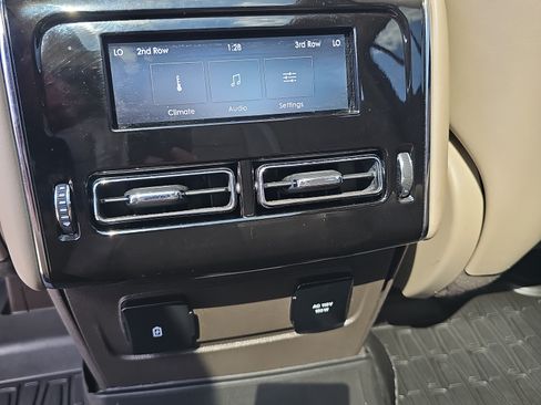 Used 2022 Lincoln Aviator Reserve w/ Class IV Trailer Tow Package RWD image 18