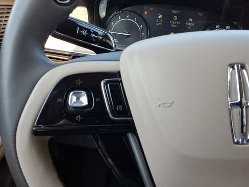 Used 2022 Lincoln Corsair Standard w/ Equipment Group 101A image 15