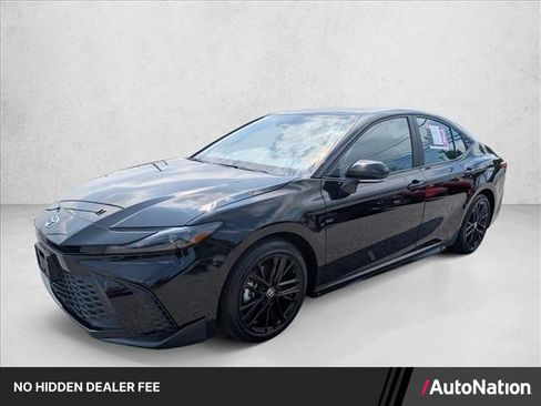 Used 2025 Toyota Camry SE FWD image 1