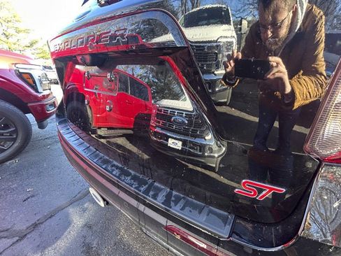 Used 2022 Ford Explorer ST image 7