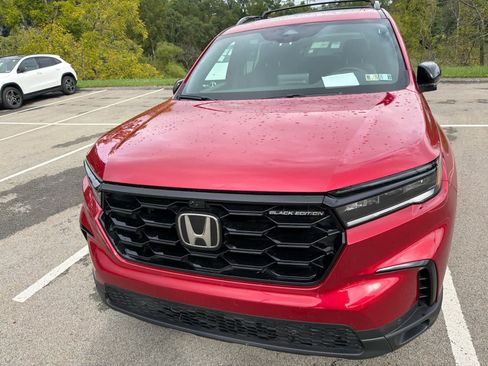 Used 2025 Honda Pilot Black Edition image 2