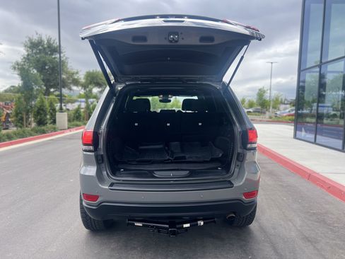 Used 2019 Jeep Grand Cherokee Laredo AWD/4WD image 11