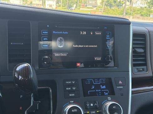 Used 2017 Toyota Sienna Limited FWD image 28