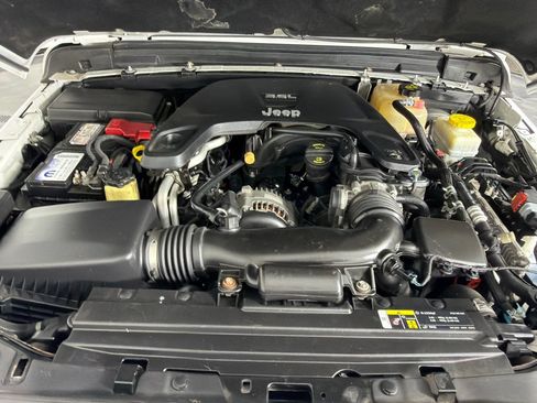 Used 2018 Jeep Wrangler Unlimited Sahara AWD/4WD image 27