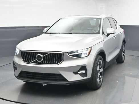 Used 2024 Volvo XC40 B5 Plus w/ Protection Package Premier image 3