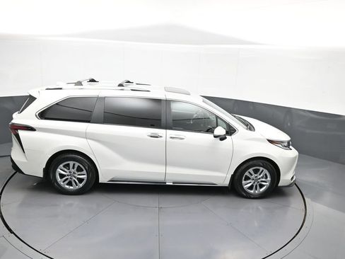 Certified 2025 Toyota Sienna Limited image 39