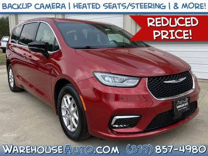 Used 2025 Chrysler Pacifica Select