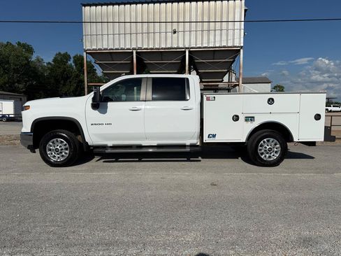 Used 2024 Chevrolet Silverado 2500 LT w/ Convenience Package AWD/4WD image 2
