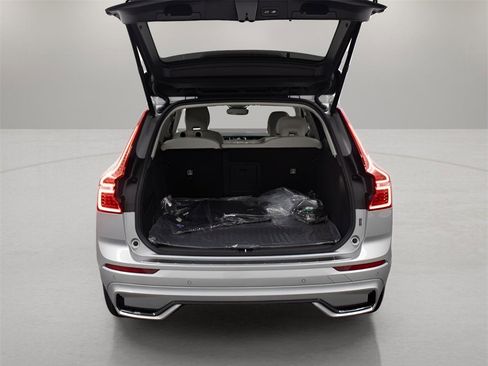 Certified 2025 Volvo XC60 T8 Core w/ Protection Package Premier image 12