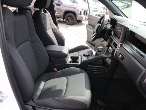 Used 2025 Toyota Tacoma SR5 AWD/4WD image 26