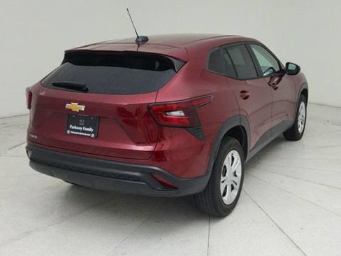 Used 2025 Chevrolet Trax LS FWD image 5
