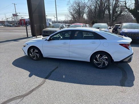 Certified 2025 Hyundai Elantra Limited image 4