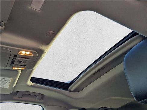 Used 2021 Toyota Highlander XLE image 17