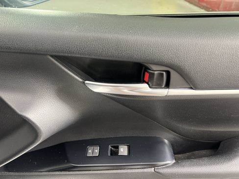 Used 2020 Toyota Camry SE FWD image 29