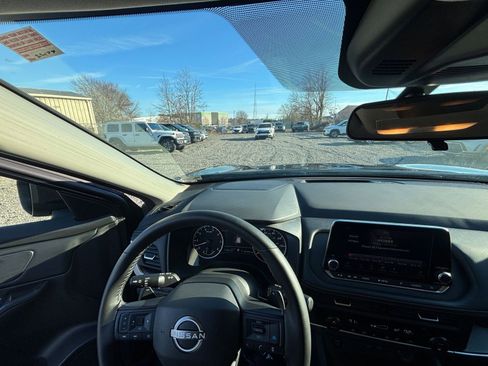 Used 2025 Nissan Rogue SV image 34