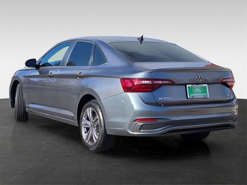 Used 2022 Volkswagen Jetta SE image 4