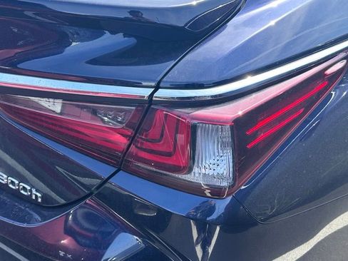 Used 2025 Lexus ES 300h 300h w/ Premium Package image 7