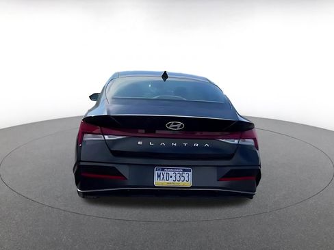 Used 2025 Hyundai Elantra SEL image 12