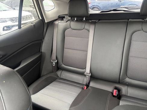 Used 2025 Chevrolet Trax LT FWD image 38