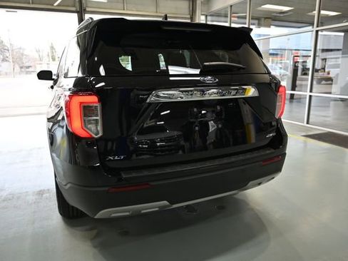 Used 2022 Ford Explorer XLT w/ Equipment Group 202A image 6