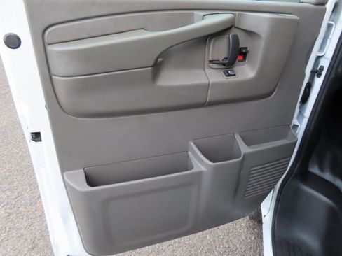 Used 2015 GMC Savana 3500 RWD image 6