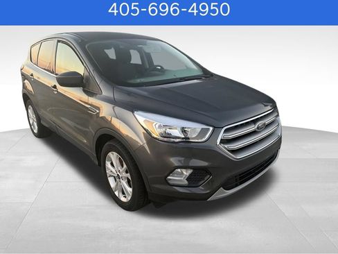 Used 2017 Ford Escape SE FWD image 2