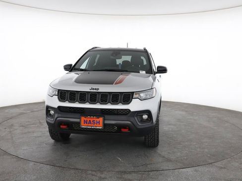 Used 2025 Jeep Compass Trailhawk AWD/4WD image 4