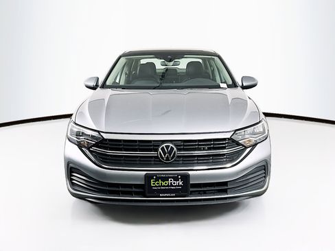 Used 2024 Volkswagen Jetta SE image 2